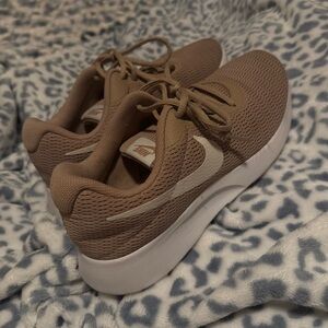 women’s nike tanjun sneakers